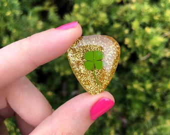 Guitar pick made with natural 4 leaf clover and glitter. music lover, guitar player, guitar accessories, music accessories, fathers day gift