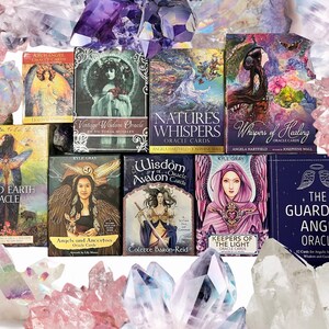 Puede incluir: Una colección de barajas de cartas oráculo con títulos como "Sacred Earth Oracle" y "Vintage Wisdom Oracle". Las cartas están rodeadas de cristales de amatista y cuarzo, creando una estética mística.