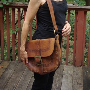 Bolso bandolera hippie de cuero con hebilla y anillos de latón macizo, decoraciones hechas a mano.