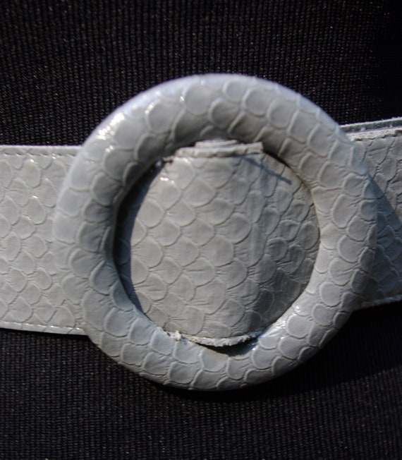 Gray Embossed Faux Lizard Belt 80s Wide Cinch Bel… - image 8