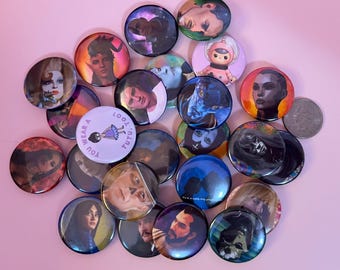 Van de Citadel naar de Woestenij | Handgemaakte kleine 32 mm fanart button pins | Mass Effect, Fallout, Baldur's Gate 3, Clair Obscur & meer