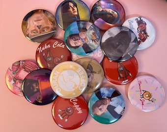 Van de Citadel naar de Woestenij | Handgemaakte middelgrote buttonspelden (44 mm) met fanart-thema | Mass Effect, Fallout, Baldur's Gate 3, Clair Obscur en meer