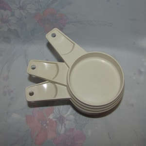 Vintage Tupperware White METRIC Nesting Measuring Cups - Incomplete Set, 3 Cups - Plastic - Vintage, Retro Kitchen