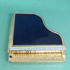 Piano Compact Estée Lauder c2000&#39;s.  Musically Shaped Powder Compact