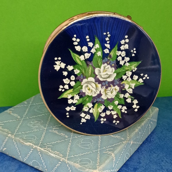 Miroir compact Stratton, roses blanches sur émail bleu, vers 1950, fabriqué en Angleterre. Présenté dans une boîte cadeau originale. Idée cadeau pour elle