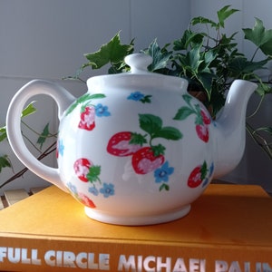Cath Kidston Teapot. Strawberry Cottage Design, Cute English Home Style. 2 Pint Capacity  Ditzy Print.