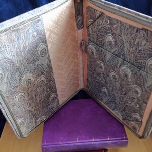 Estuche para documentos Liberty of London. Diseño de pluma de Hera. Diseño Art Nouveau. Hermoso regalo vintage.