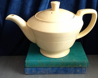 Tetera grande Woods Ware en Jasmine Yellow Utility Ware 1940 Vintage Post War. Capacidad de 2 pintas.