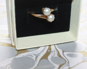 Vintage Jewelry Signed Sarah Coventry GB Faux Pearl Ring Minimalist Jewellery Elegant Ring Vintage Gold Pearl Ring Designer Ring