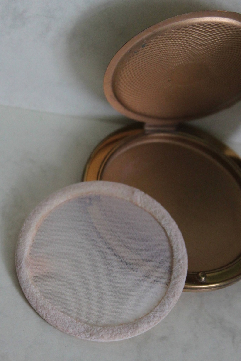 Lucky Gold Novelty Powder Compact Made In England by Vanity Fair c1950/'s .