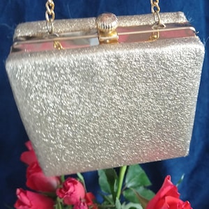 Puede incluir: Un juego de tres tazas de cerámica con un acabado mate moteado. Las tazas son de color crema, gris claro y gris oscuro. Cada taza tiene un diseño simple y minimalista y un asa redondeada. Para café o té.