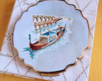 Polvos compactos de esmalte con forma de góndola de Venecia, modelo pequeño de Stratton of London. Raros y de colección. En caja de regalo.