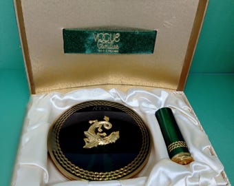 Set de espejo compacto y lápiz labial con diseño de dragón verde de Vogue Vanities. Sin usar, en caja de regalo. Fabricado en Birmingham, Inglaterra, alrededor de la década de 1950.