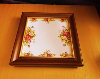 Suporte para chá Royal Albert Old Country Roses. Azulejos de madeira, década de 1950.