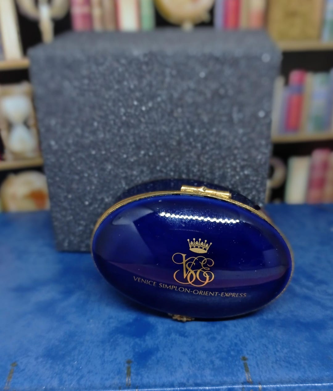 18世紀フランス青色のレース装飾楕円形ボックス 18世紀フランス青色のレース装飾楕円形ボックス 18世紀フランス青色の