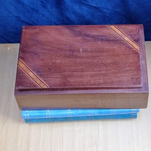 Scatola di legno Art Déco. Bellissimo oggetto antico. Foderato in raso. Articoli per la casa degli anni '20.