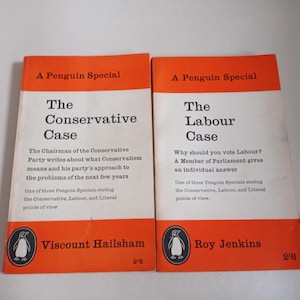 Puede incluir: Dos libros vintage de Penguin Special. El libro de la izquierda se titula "The Conservative Case" de Viscount Hailsham. El libro de la derecha se titula "The Labour Case" de Roy Jenkins. Ambos libros tienen cubiertas naranjas y blancas.