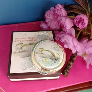 Boîte à pilules Journal d'une dame édouardienne par Stratton. Dans une boîte cadeau originale avec une pochette en velours.