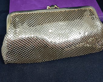 Weißer Henkel und weiße Mesh-Handtasche in Gold. Vintage Abendtasche. Luxuriöser Abendschick mit zwei Partien. Hand Clutch.