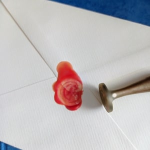 Messing Wachs Siegel für R mit Halbmond Detail.  Antikes viktorianisches Damenstück.