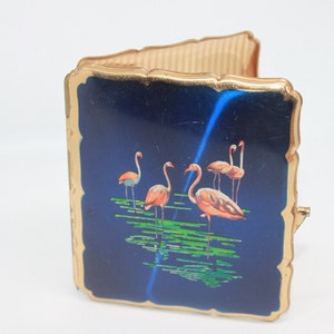 Portasigarette smaltato con fenicotteri rosa e custodia. Stratton of London, anni '50 circa. Elegante borsa essenziale di metà secolo. Porta carte di credito.
