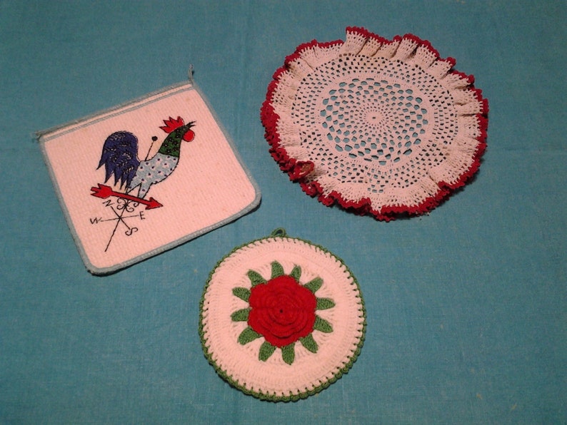 and Doily Vintage pot holders FREE Shipping! hot pads 2 pot holders and 1 doily Rooster