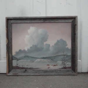 Peut inclure: Une peinture encadrée représentant un paysage avec un ciel nuageux, des montagnes et un petit groupe de personnages au loin. La peinture est dans un cadre en bois rustique.