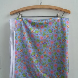 Groovy Frogs and Flowers – lekka dzianina z nadrukiem w stylu vintage, 60&quot; x 67&quot;