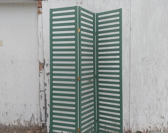 Separador de ambientes alto de madera verde musgo