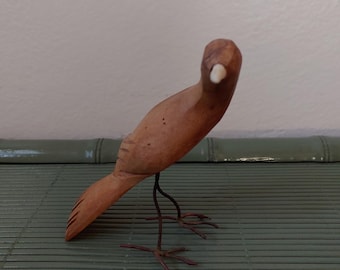 Doux oiseau sculpté à la main