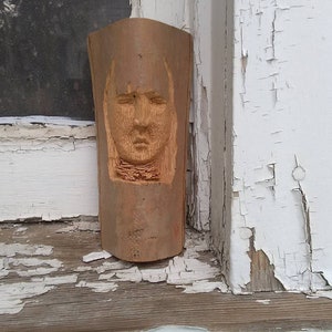 Cara de madera tallada
