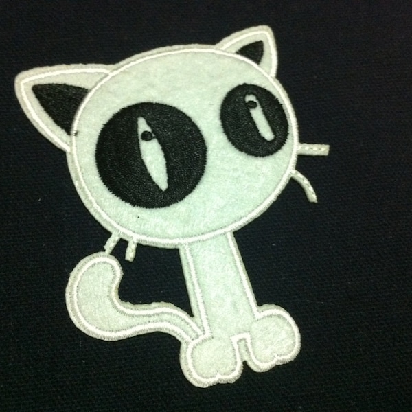 Cartoon White Big Eye Cat (8 x 10cm) Embroidered Iron on Applique Patch (Al)