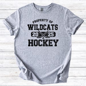 Proprietà di Wildcats Hockey / 3 opzioni di colore / PNG 300 dpi / Design digitale / DTF / Serigrafia / Download immediato