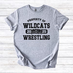 Proprietà di Wildcats Wrestling / 3 opzioni di colore / PNG 300 dpi / Design digitale / DTF / Serigrafia / Download immediato