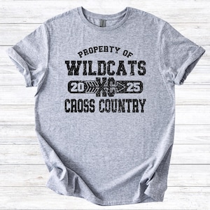 Proprietà di Wildcats Cross Country / 3 opzioni di colore / PNG 300 dpi / Design digitale / DTF / Serigrafia / Download immediato