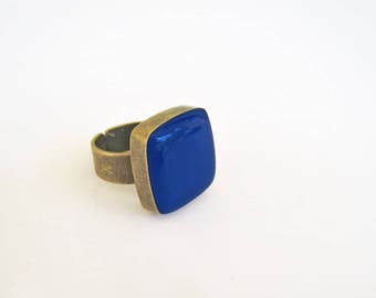 Lapis blue square ring, made of resin, with a bronze band. A beautiful ring, in a deep and dramatic blue color