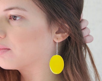 Yellow big oval lightweight earrings, made of resin. Bright and bold, a feel-good pair of earrings! Candycore trend ready!