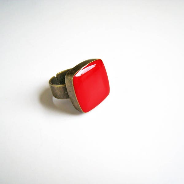 Ruby red square ring, made of resin, with a bronze band. In a passionate and alluring color that will brighten a total black look