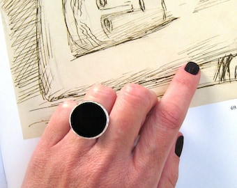 Onyx black big round ring, made of resin, with a hammered silver band. A unique bohemian, sexy and sophisticated ring