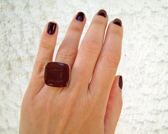 Burgundy square ring, made of resin, with a silver tone band. A feminine ring, in a warm and sophisticated color