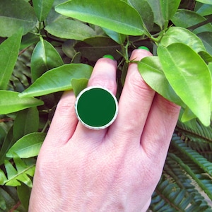 Emerald green big round ring, made of resin, with a hammered silver band. A bold statement ring, in a beautiful green color