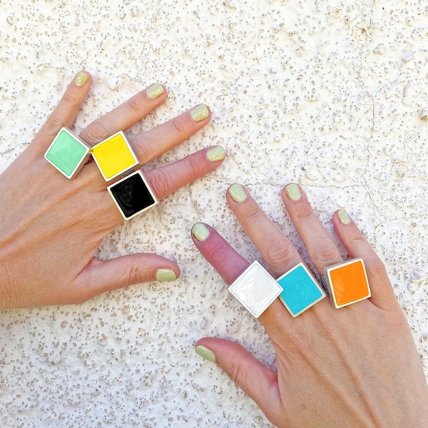 Choose your color (NEW!): colorful square rings with an engraved band. What color do you feel today? Candycore trend ready!