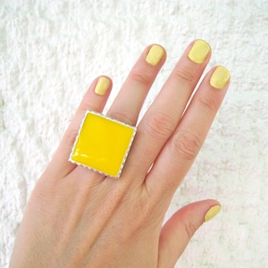 Yellow big square ring, made of resin, with a hammered silver band. Bright and bold, a feel-good summer ring! Candycore trend ready!