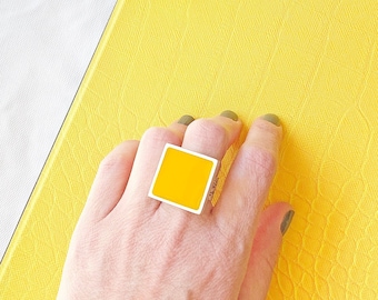 Yellow square ring, made of resin, with an engraved band. Bright and bold, a feel-good summer ring!