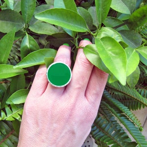 Emerald green big round ring, made of resin, with a hammered silver band. A bold statement ring, in a beautiful green color image 1
