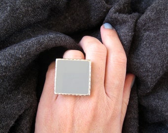 Grey big square ring, made of resin, with a hammered silver band. An everyday wear ring, in a cool and sophisticated grey color