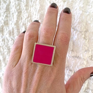 Dark Pink-Fuchsia big square ring, made of resin, with an engraved band. A feminine ring, in a passionate and sensual color
