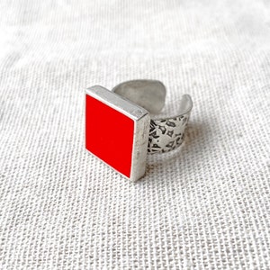 Ruby red square ring, made of resin, with an engraved band. Feminine, bold and passionate