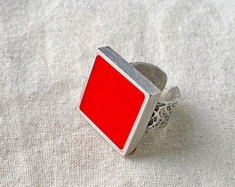 Bague carrée rouge rubis, en résine, avec un anneau gravé. Dans une couleur passionnée et séduisante, pour égayer un total look noir