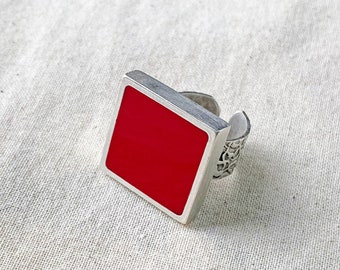 Burgundy red square ring, made of resin, with an engraved band. A beautiful ring in the color of dark red wine